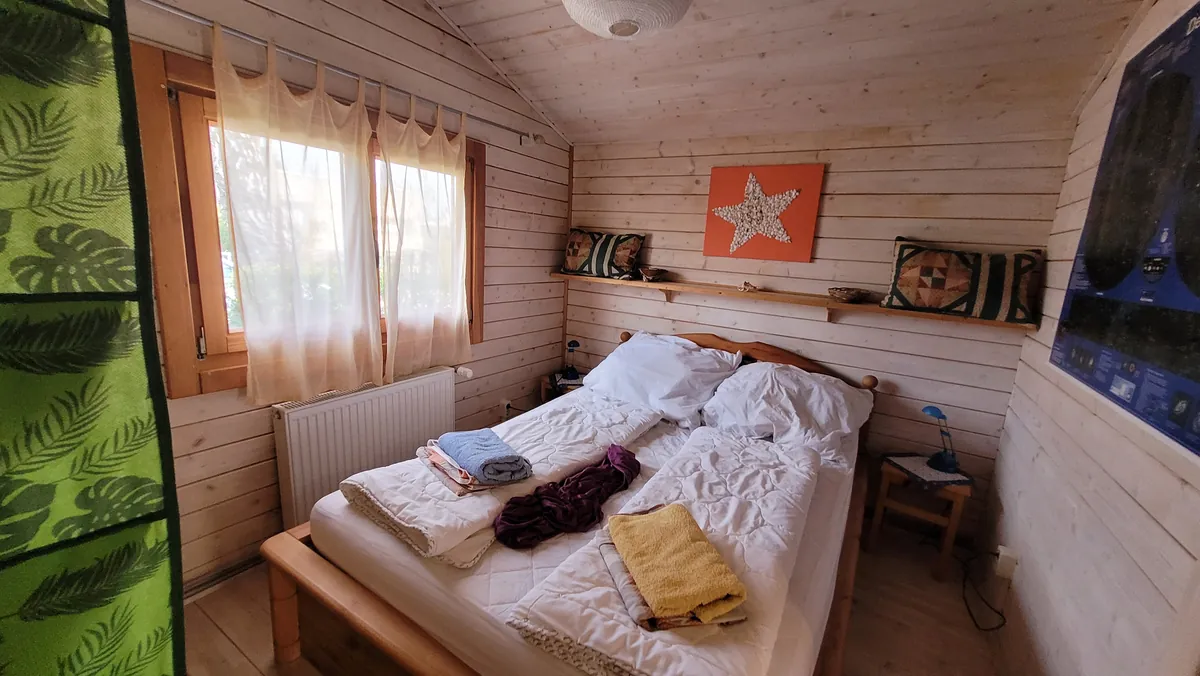 Schlafzimmer mit Doppelbett im Ferienhaus Heiterkite